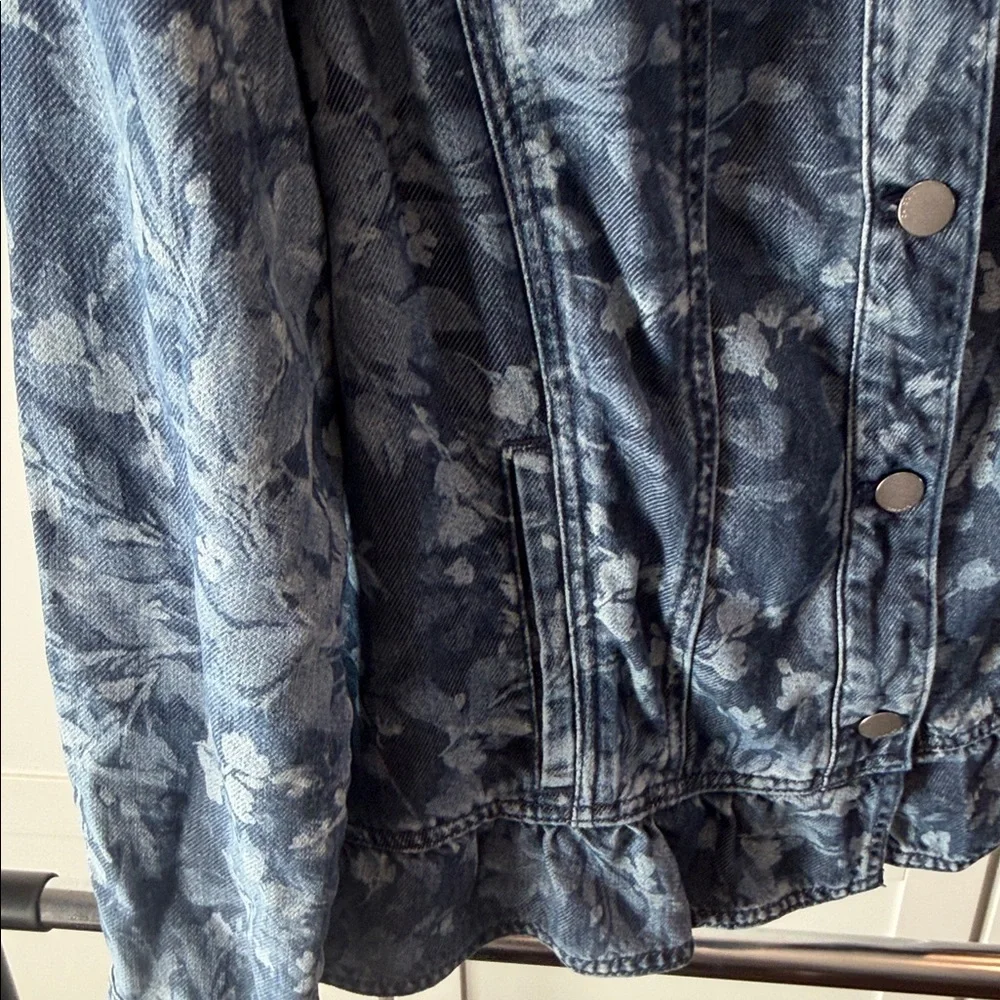 Super soft! Chico's Dark Blue Patterned Jean Jacket - Picture 4 of 8